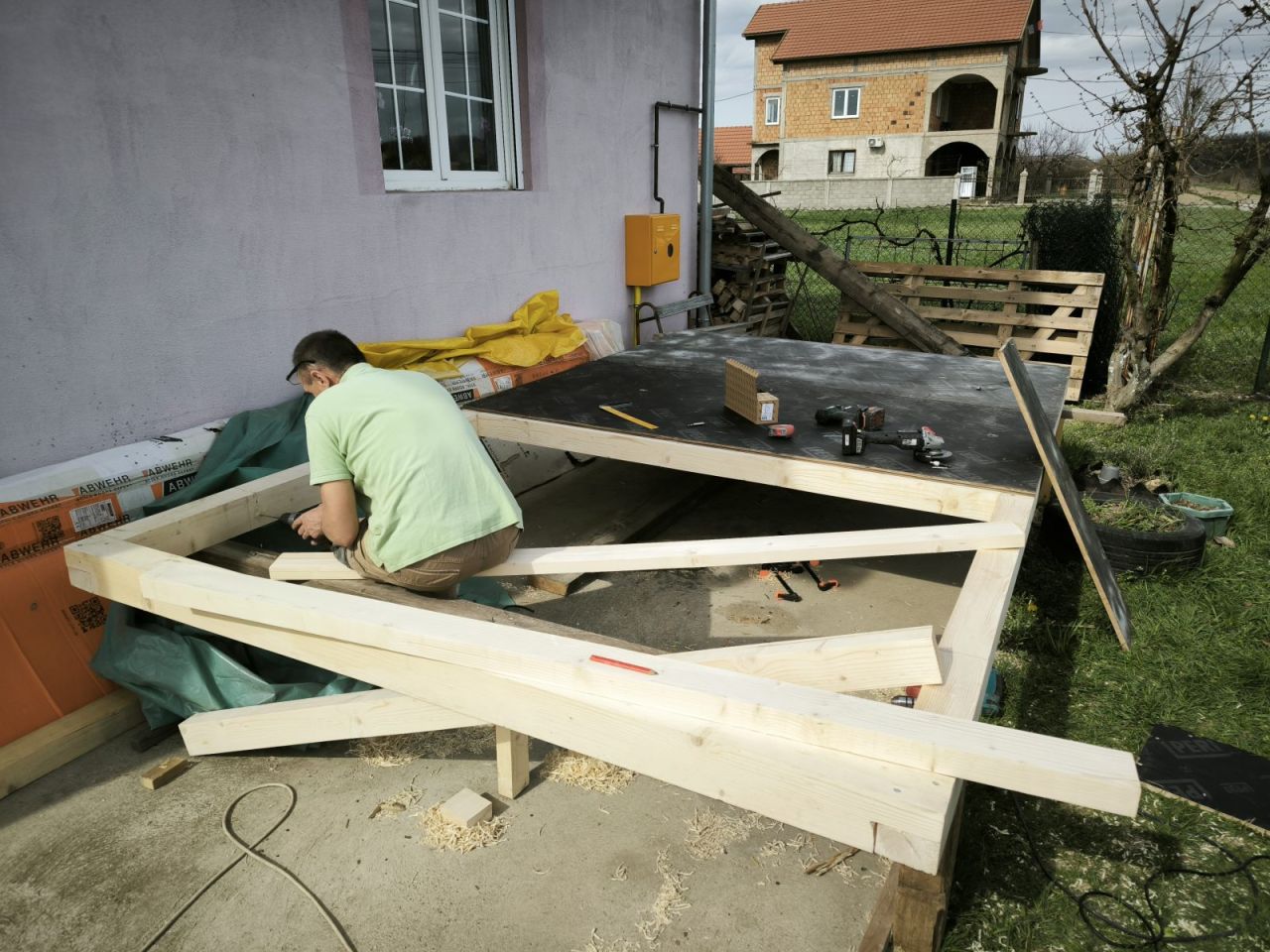 Gradnja api komore - postavljanje poda